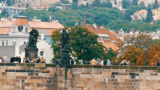 Prag-Karlsbrücke-auf-Moldau-auf-die-Massen-von-Touristen-schlendern