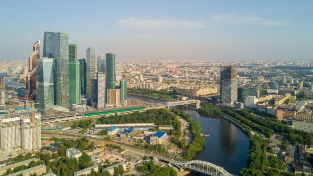 Rusia-verano-soleado-día-Moscú-ciudad-empresarial-Ribera-bloque-aéreo-panorama-4k-lapso-de-tiempo
