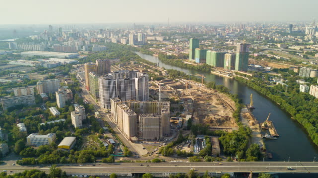 Russlands-sonniger-Sommer-Tag-Moskau-Fluss-modernes-Wohnen-blockieren-aerial-Panorama-4k-Zeitraffer