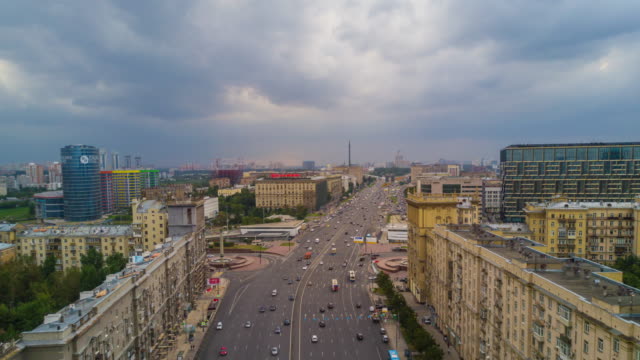 Russland-regnerischen-Himmel-Moskau-Stadt-berühmten-Verkehr-Kutuzovsky-Avenue-aerial-Panorama-4k
