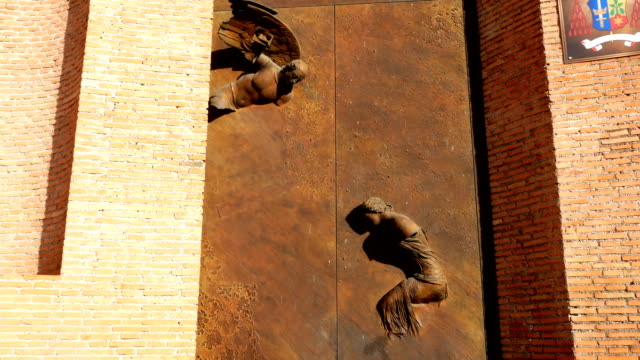 cerrar-en-estatuas-de-bronce-en-una-puerta-de-una-iglesia,-Roma