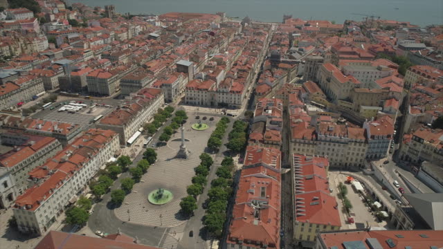 Portugal-sonnigen-Tag-Lissabon-Stadtbild-zentralen-Rossio-Platz-aerial-Panorama-4k