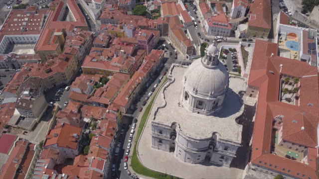 Portugal-verano-día-Lisboa-paisaje-urbano-iglesia-de-santa-engrácia-superior-aéreo-panorama-4k