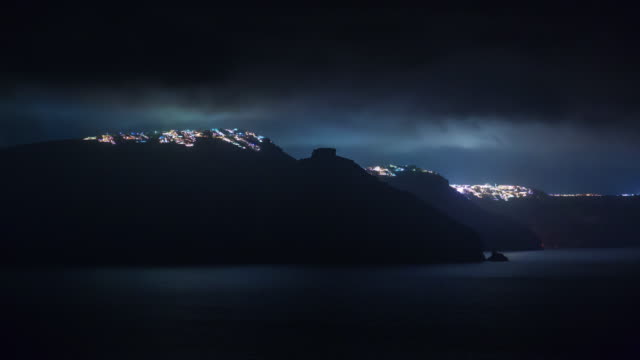 nachts-beleuchteten-Santorini-Insel-Bucht-Stadt-Panorama-4-k-Zeit-hinfällig,-Griechenland