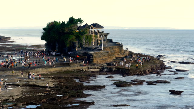 Isla-de-Tanah-lote-templo-de-Bali-en-Indonesia.