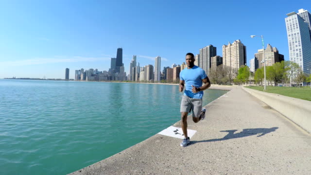 Hombre-étnicos-ejecutando-a-lo-largo-de-la-costa-de-Chicago-rascacielos