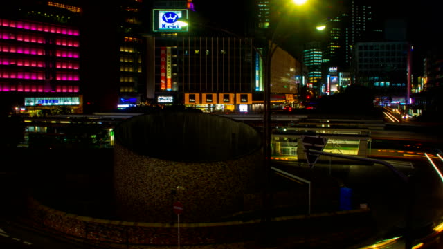 Nacht-Zeitraffer-4K-bei-Shinjuku-Bus-Rotary-breite-erschossen-verkleinern
