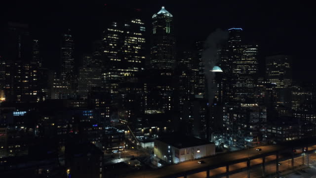 Dark-City-Skyline-in-Downtown-Seattle,-Washington