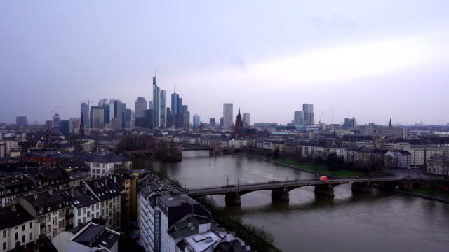 Frankfurt-Alemania-Maine-río-y-torres-de-negocios-en-día-de-nieve