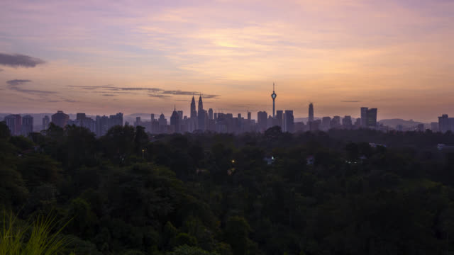 Espectacular-salida-del-sol-sobre-el-horizonte-de-la-ciudad-de-Kuala-Lumpur