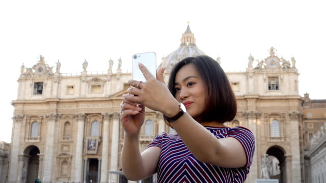 Junge-hübsche-asiatische-Touristen-nehmen-Selfie-Piazza-San-Pietro,-Rom
