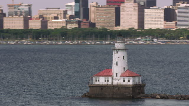 Antenne-gedreht-den-Chicago-Harbor-Light-Leuchtturm-mit-der-Innenstadt-von-Chicago-im-Hintergrund.