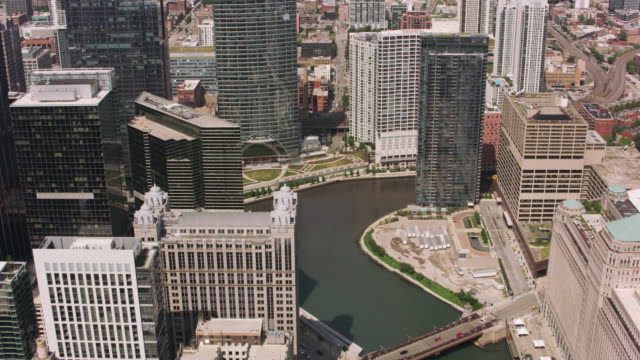 Tagsüber-Luftaufnahme-der-Innenstadt-von-Chicago-und-Chicago-River.