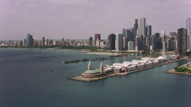 Luftaufnahme-des-Navy-Pier-und-der-Innenstadt-von-Chicago.
