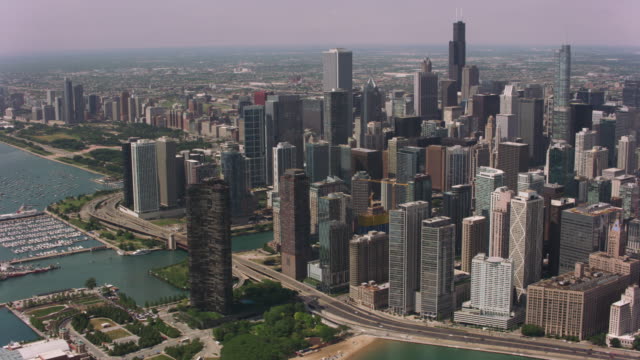 Tagsüber-Luftaufnahme-des-und-der-Innenstadt-von-Chicago.