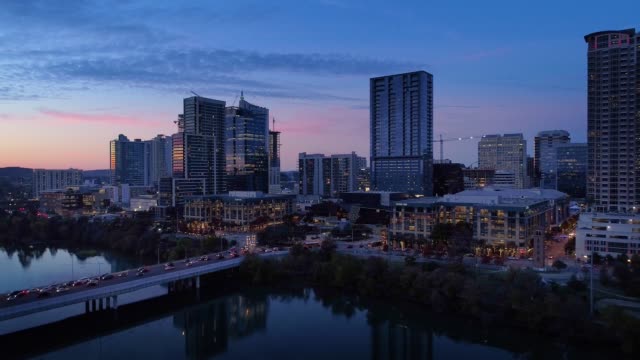 Langsam-rückwärts-Aerial-View-of-Austin-City-Skyline-in-der-Abenddämmerung