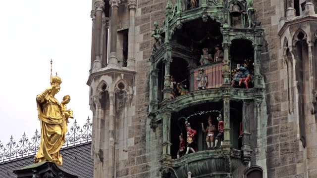 El-Glockenspiel-histórico-en-Marienplatz,-Múnich,-Alemania---lapso-de-tiempo