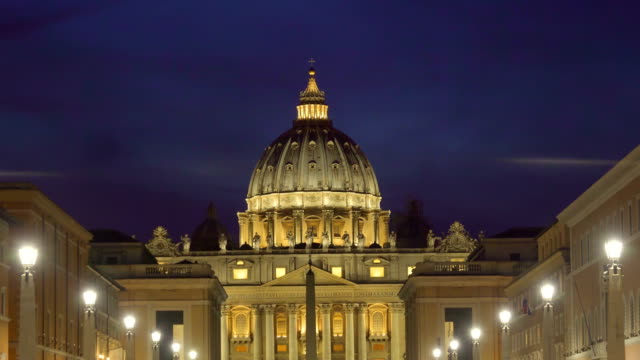 Las-luces-blancas-dentro-de-la-Basílica-de-San-Pedro-en-el-Vaticano-Roma