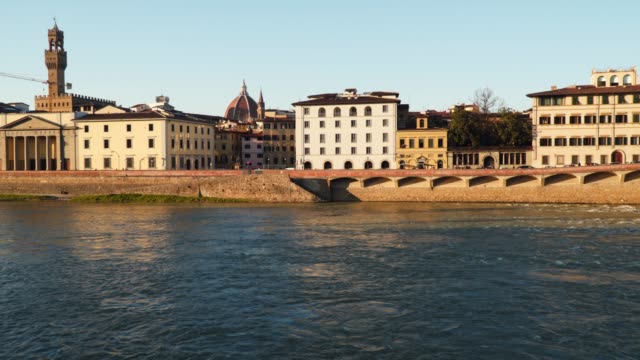 Kai-des-Flusses-Arno-in-Florenz