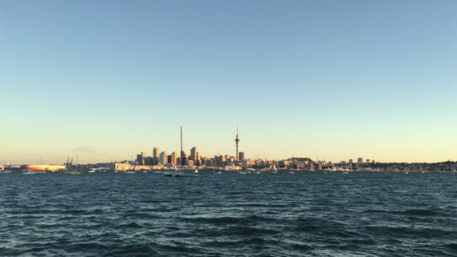 Puesta-de-sol-Nueva-Zelanda-skyline-de-ciudad-de-Auckland