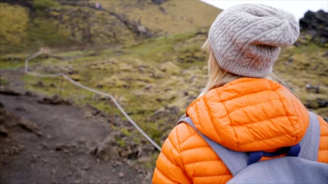 Slow-Motion-Video-der-jungen-Frau-Wandern-in-Island-auf-der-Vulkankrater,-Glück-in-der-Natur,-kaukasischen-Frauen-Lächeln-und-das-Leben-zu-genießen.-Menschen-Entdeckung-Konzept