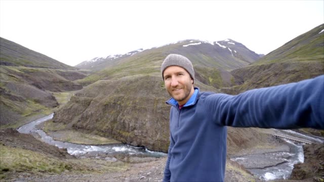 Selfie-retrato-de-hombre-encima-de-cañón,-primavera-Islandia-lento.-MOVIMIENTO