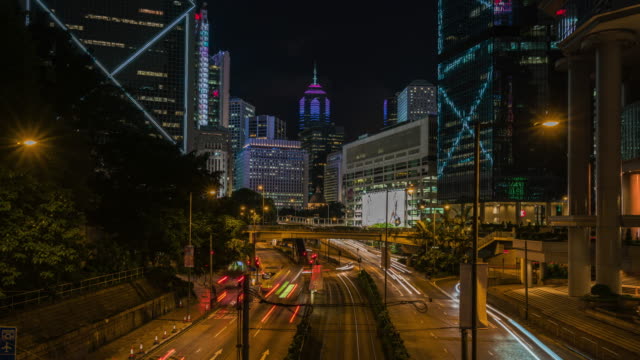 Hong-Kong-Skyscraper-und-Verkehr-in-der-Nacht.