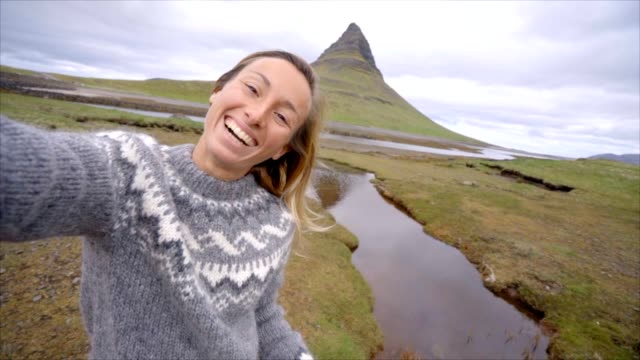 Cámara-lenta-Selfie-retrato-de-mujer-de-turismo-en-Islandia-en-montaña-Kirkjufell