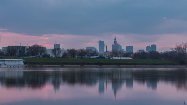Tiempo-lapso-de-Varsovia-casco-antiguo-con-el-río-Vístula-al-atardecer
