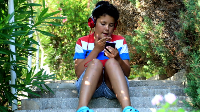 Kleiner-Junge-mit-Smartphone-auf-die-oudoor