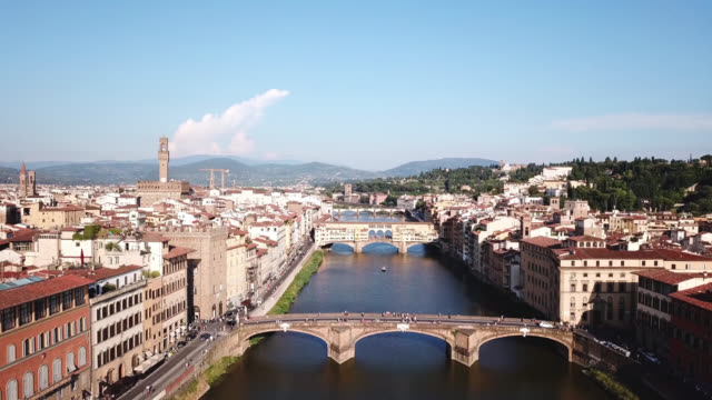 Florencia,-Toscana,-Italia.-Vista-aérea-del-río-Arno-y-puentes-St-Trinity-y-el-Ponte-Vecchio