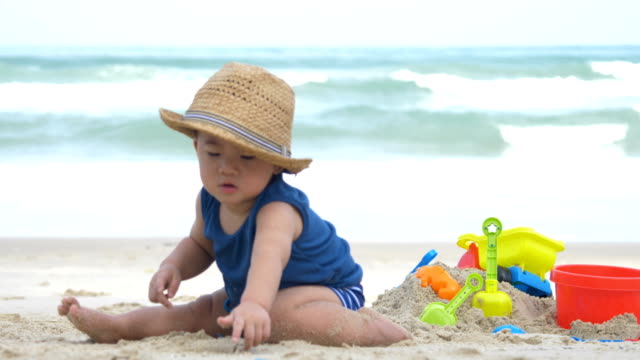 Asiatisches-Baby-Boy-spielen-Sand-am-Strand,-Baby-1-Jahr-alt