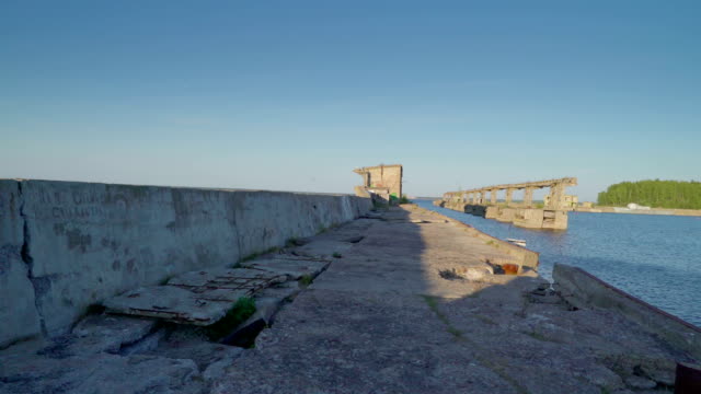 La-pasarela-de-hormigón-en-el-lado-del-puerto-en-Estonia-Hara