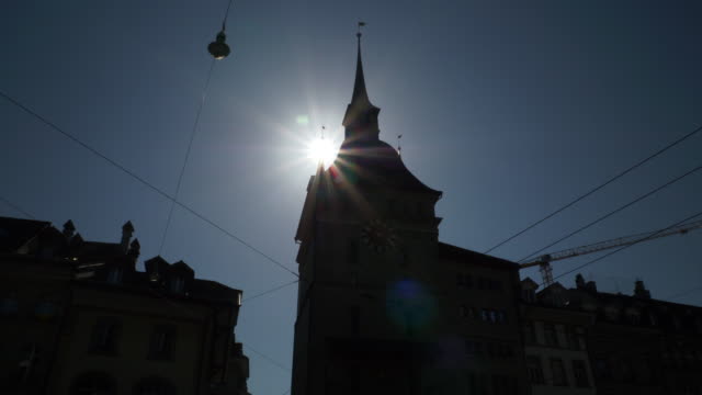 Der-Schweiz-Sonnentag-Bern-Stadt-berühmten-Platz-Blick-Sonne-Licht-4k