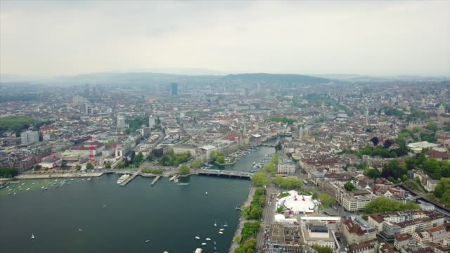 panorama-aéreo-del-paisaje-urbano-de-Bahía-de-la-lago-zurich-Suiza-4k