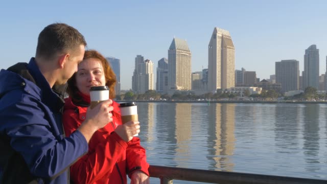 Amorosa-pareja-bebiendo-café-en-San-Diego