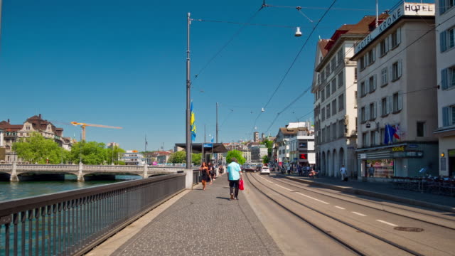 der-Schweiz-Sonnentag-Zürich-Stadt-Fluss-Verkehr-Limmatquai-Straße-Panorama-4k-Zeitraffer