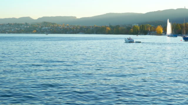 Yates-y-embarcaciones-de-recreo-nadan-en-el-lago-de-Zurich,-Suiza