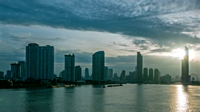 4-k-Zeitraffer,-Sunrise-und-Dramatischer-Himmel-über-Bangkok-Metropolis-in-der-Abenddämmerung