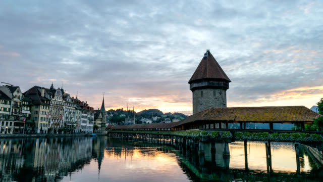 Noche-de-skyline-de-la-ciudad-de-Lucerna-a-día-amanecer-timelapse-en-el-puente-de-la-capilla,-Lucerna-(Luzern),-lapso-de-tiempo-de-4K-de-Suiza