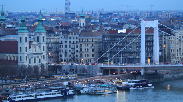 Blick-auf-die-Stadt-Budapest-in-der-Nacht-in-4K