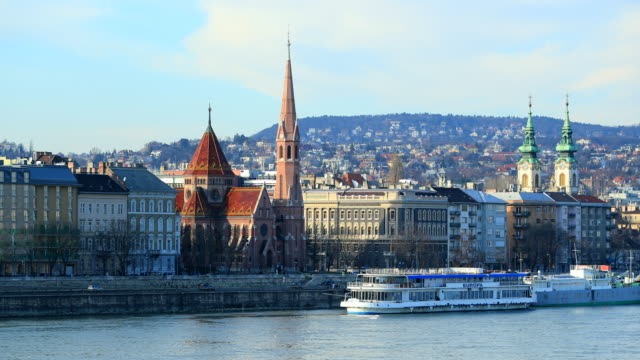 Arquitectura-antigua-en-Hungría,-río-Danubio,-en-4K