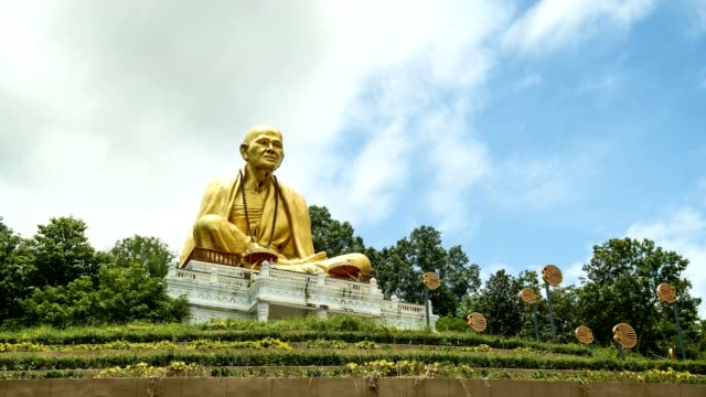 Time-lapse-Wat-Doi-Ti-and-enormous-Khruba-Siwichai-statue.
