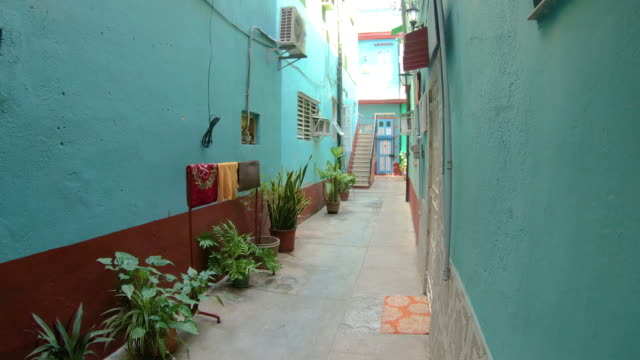 Bunte-Straße-und-Gasse-der-Altstadt-von-Havanna-Kuba