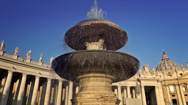 Die-berühmten-Brunnen-von-San-Pietro-italienischen-quadratisch-mit-Sankt-Peter-Kirche-Spalten,-in-Rom,-Italien