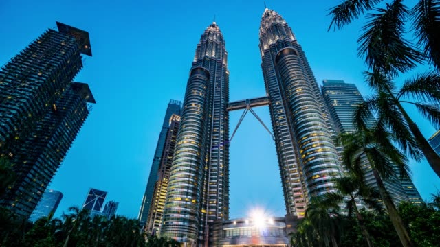Zeitraffer-von-close-up-erschossen-Kuala-Lumpur-Petronas-Towers-am-Sonnenuntergang-4K