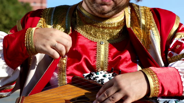 Folk-Sänger-mit-Musik-Instrument-gusli