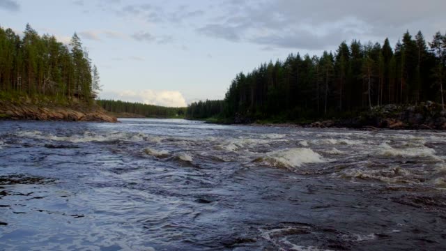 Fluss-mit-Stromschnellen-im-Norden-von-Finnland.-kochendes-Wasser