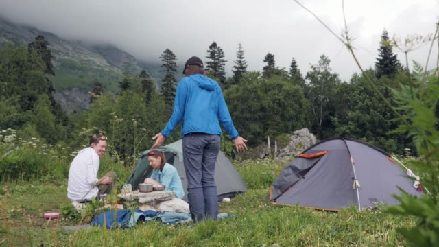Grupo-de-personas-turistas-pasar-vacaciones-de-verano-en-camping-en-la-montaña
