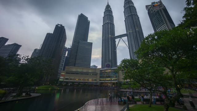 lapso-de-tiempo-UHD-de-4-k-de-la-espectacular-puesta-de-sol-sobre-la-ciudad-de-Kuala-Lumpur.